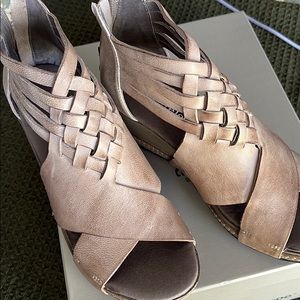 Antelope Tavi Grey Leather Sandal; new in box